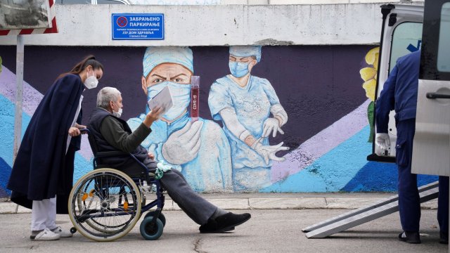 Гаденето повръщането болките в стомаха и загубата на апетит могат