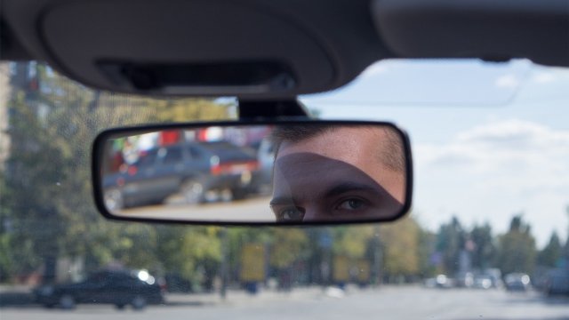 Мит е включването на аварийни светлини вместо фарове при мъгла. 