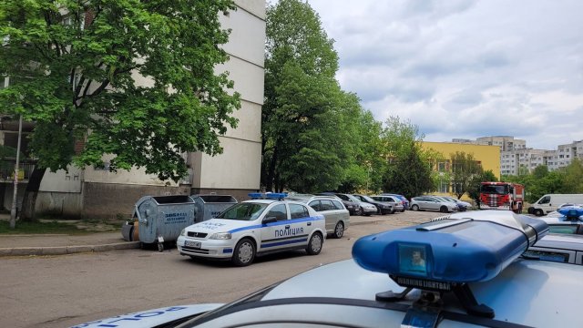 Продължава драмата с мъжа който се барикадира в дома си