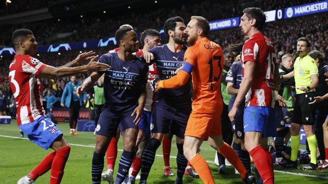 Напрежението на терена на двубоя между Атлетико Мадрид и Манчестър