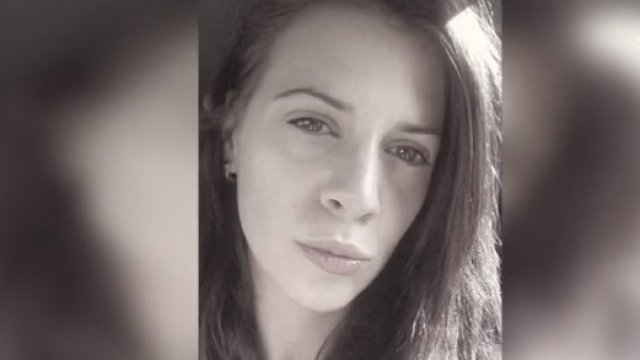 На протест пред съдебната палата се събират близки на убитата