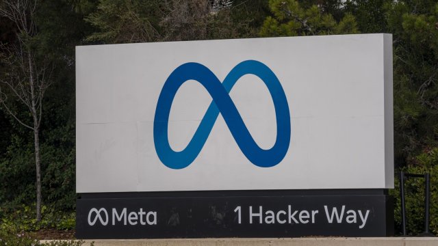 Бивш проверяващ съдържанието във Facebook твърди че е бил уволнен