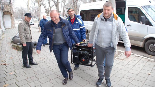 Министърът на енергетиката Росен Христов лично предостави дарение от 18