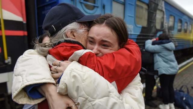 В Херсон пристигна първият влак от Киев след освобождаването на