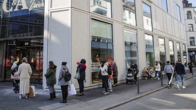 Швейцария започна да облекчава ограниченията срещу разпространението на коронавируса след