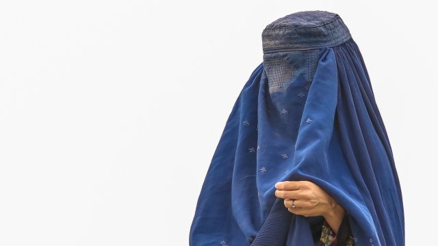 Талибаните наредиха жените които са телевизионни водещи в Афганистан да покриват лицата си