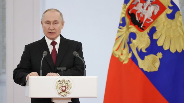 Владимир Путин участва в церемония посветена на Деня на героите