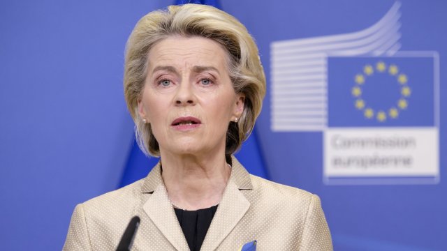 По покана на премиера Кирил Петков на 8 април на