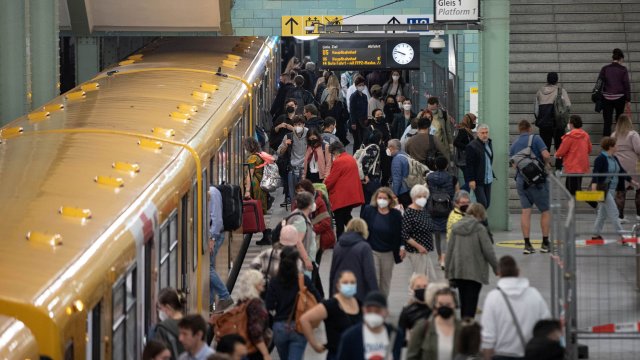 Кабелен саботаж доведе до тричасово спиране на влаковите услуги в цяла