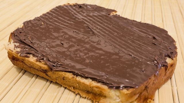 1 чаша лешници 1 щипка сол 100 г тъмен