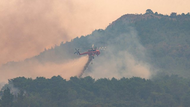 Голям пожар избухна между два манастира в Света гора Заплашен