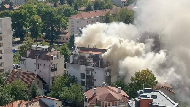Пожар гори в жилищна сграда в София Пламнал е покрив   живущите