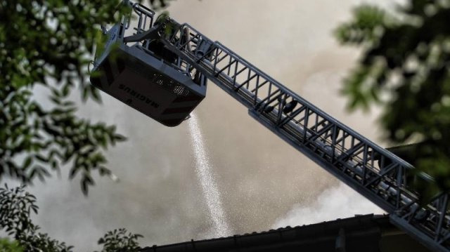 Покривът на пловдивското училище Душо Хаджидеков гори Пет пожарни автомобила