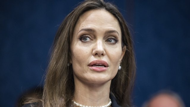 Анджелина Джоли помоли последователите си в социалните мрежи да следят