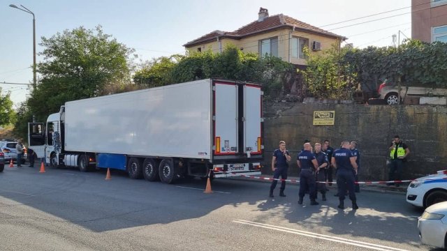 Полицията в Бургас хвана ТИР пълен с мигранти Около 06 45