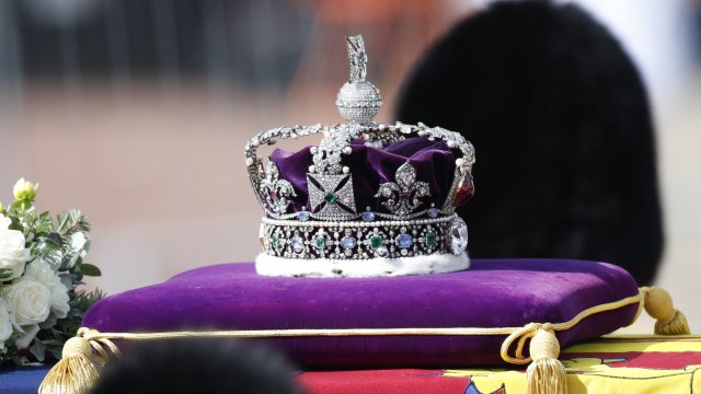 БГНЕСЧетирима британски войници в червени и златни парадни униформи