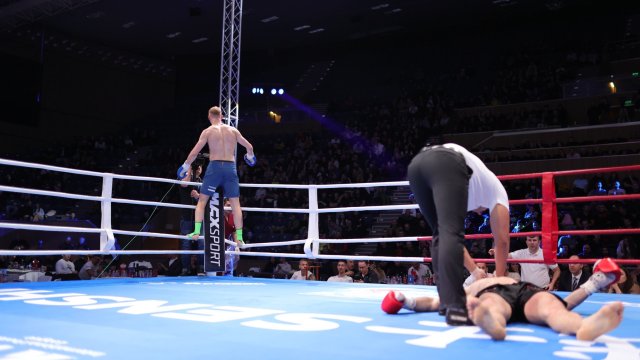 Майкъл Астур Естония победи с нокаут Максим Заплитний Молдова в