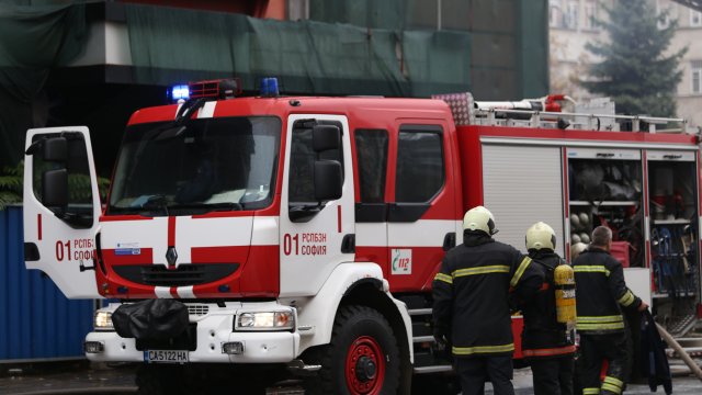 Пожар гори в рентгенова лаборатория в центъра на Велико Търново.