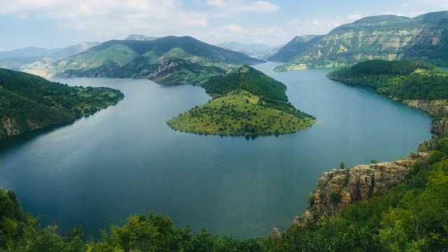 Сигнал за изплувал труп на мъж в язовир Кърджали  в землището