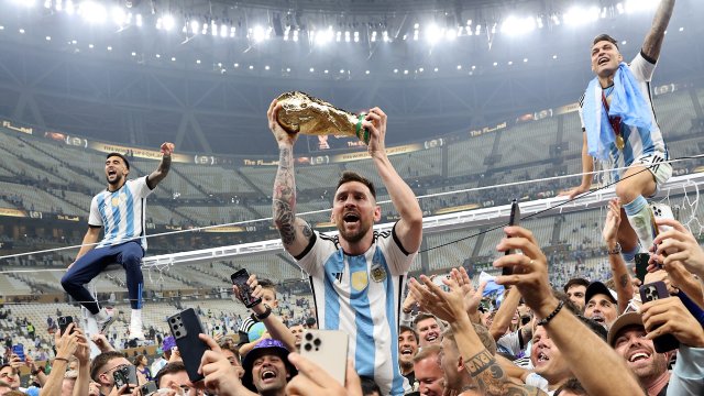 Барселона не пропусна да поздрави аржентинската звезда Лионел Меси за спечелената световна