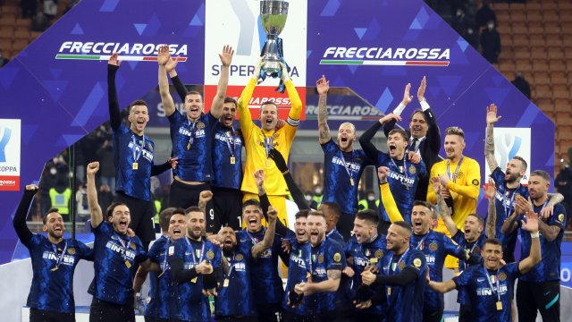 Интер триумфира със Суперкупата на Италия след като победи с