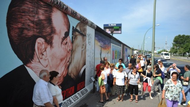 Художникът Дмитрий Врубел който е автор на графитите Братска целувка на