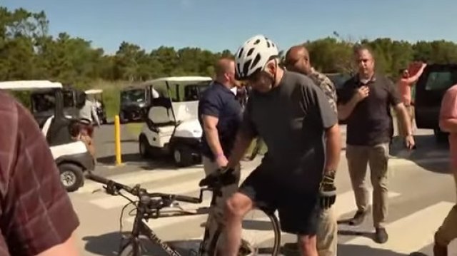 Президентът Джо Байдън падна докато се опитваше да слезе от