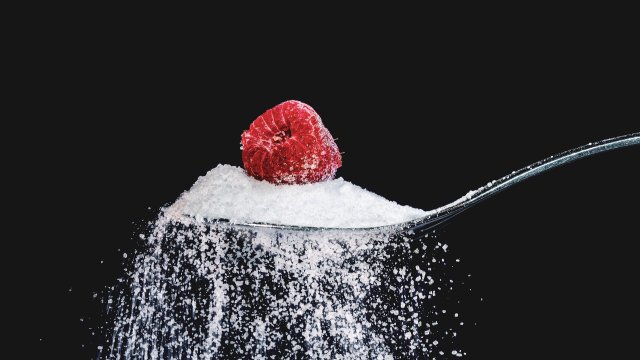 За някои хора консумацията на захар може да причини гама