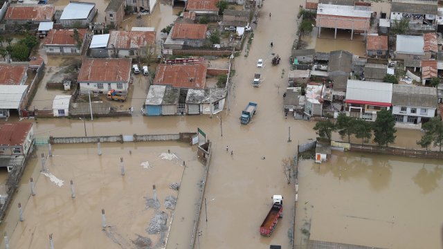 Най малко осем души са загинали от наводнения в южната част