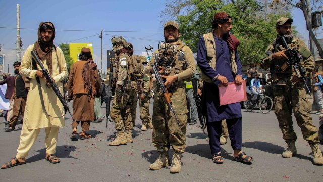 Най малко шестима души бяха убити при няколко експлозии в западната