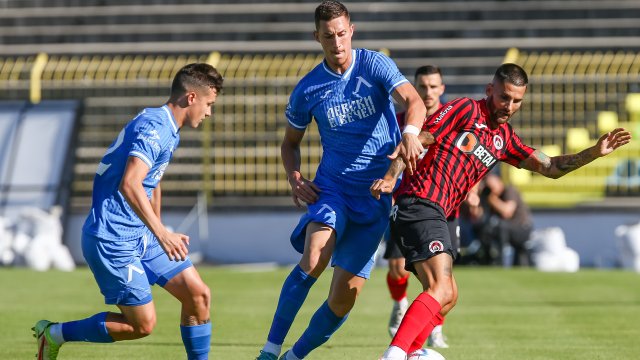 Двама от основните полузащитници на Левски Илиян Стефанов и Адриан