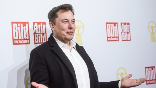 Главният изпълнителен директор на Tesla Inc Илън Мъск обмисля да