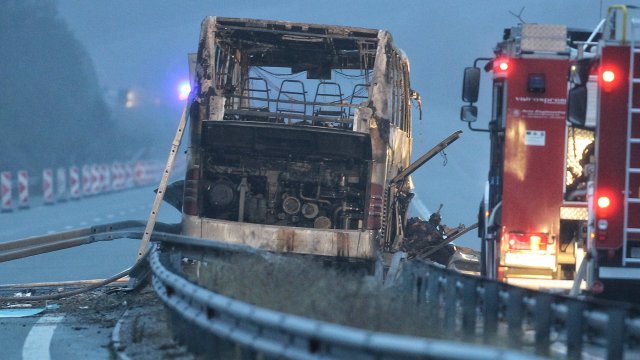При допълнителен оглед на изгорелия на автомагистрала Струма автобус е