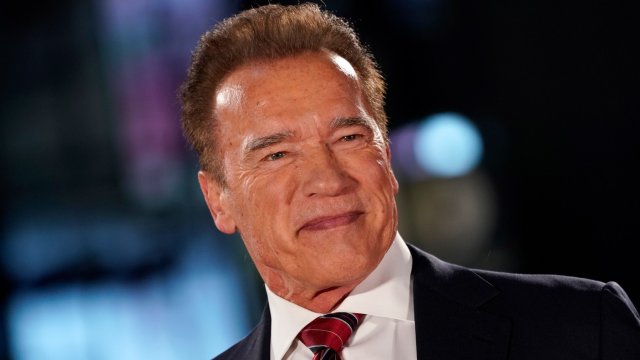 Велосипедистка изскочила внезапно пред колата на американския актьор Арнолд Шварценегер докато