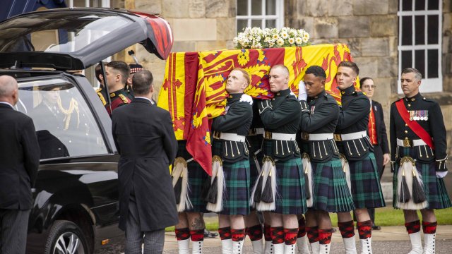 Ковчегът на покойната британска кралица Елизабет II пристигна в шотландската столица