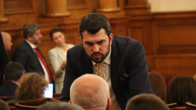 Още в началото на пленарното заседание депутатът от ПГ на