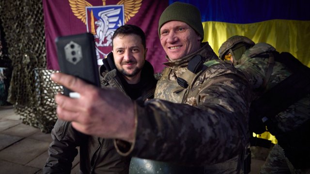 Президентът на Украйна Володимир Зеленски посети войските в източната част