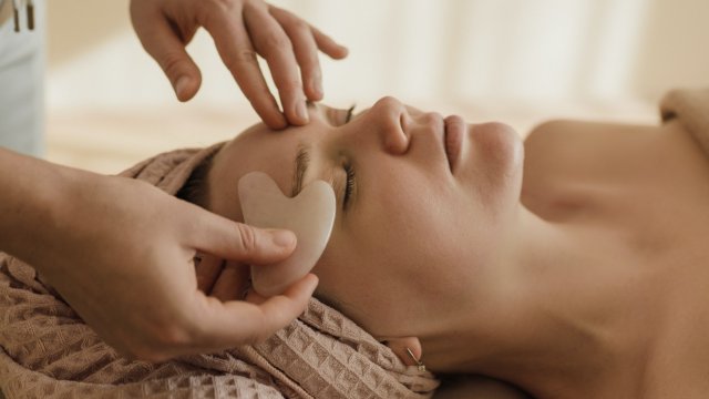 Сложете влажни кърпи под очите без да ги натискате прекалено