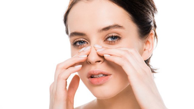 Изкривена носна преграда означава че хрущялът и костта които разделят ноздрите