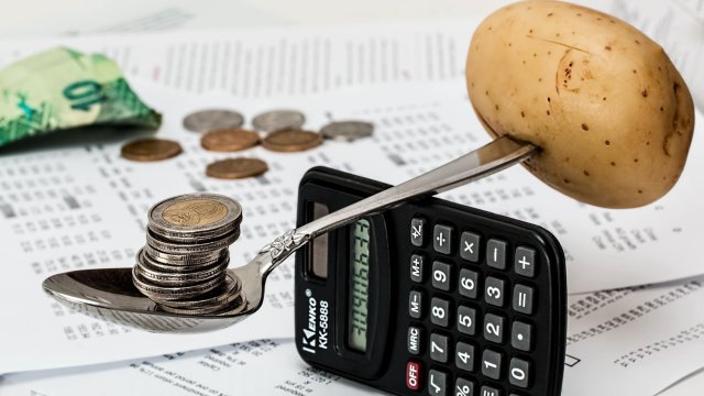 Инфлацията надхвърли ръста на заплатите в почти всички сектори на