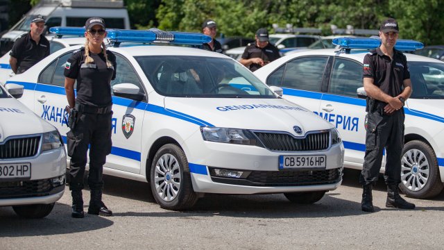 Собственик на лек автомобил откри граната в колата си и