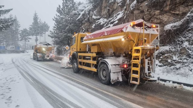 176 снегопочистващи машини обработват пътните настилки в районите със снеговалеж,
