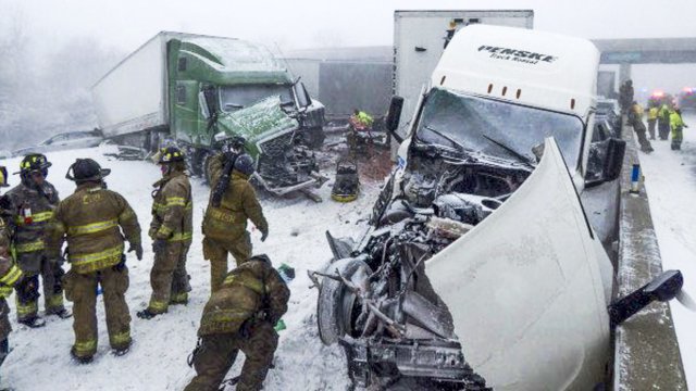 Мощна зимна буря снощи прекъсна електрозахранването на стотици хиляди домове
