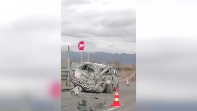 Един човек е пострадал при катастрофа между кола и камион