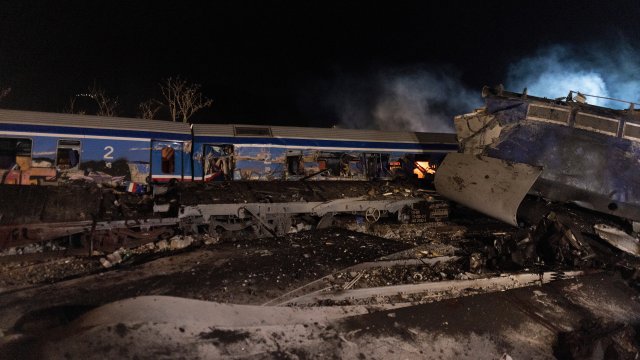 32-ма загинали и десетки ранени след челен сблъсък на два влака в Гърция - Bgonair