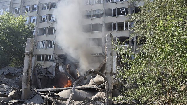 Руските сили продължиха да нанасят удари по градове в цяла