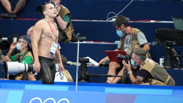 Плувецът Антъни Иванов е със спрени състезателни права след като