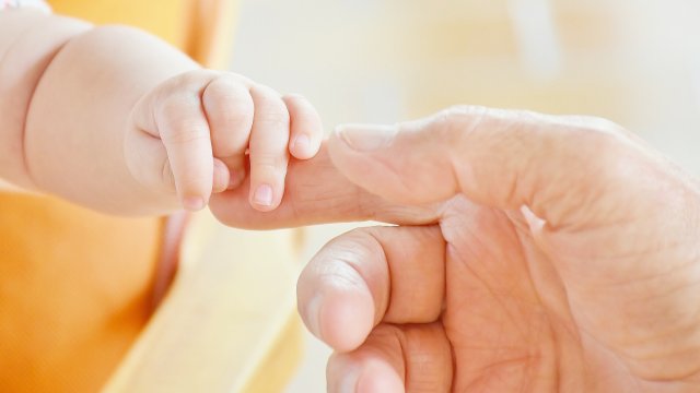 Две бебета са проплакали в първата минута на Новата 2023-та