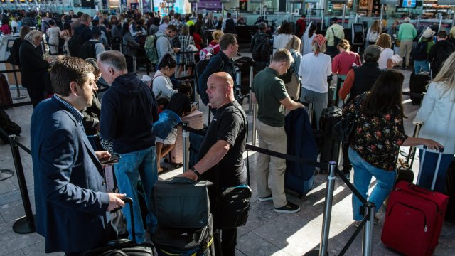 Разочаровани британски туристи обмислят организирането на стачка заради стотици отменени