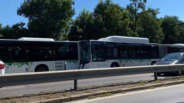 Катастрофа между два автобуса на столичния градски е станала в 11
